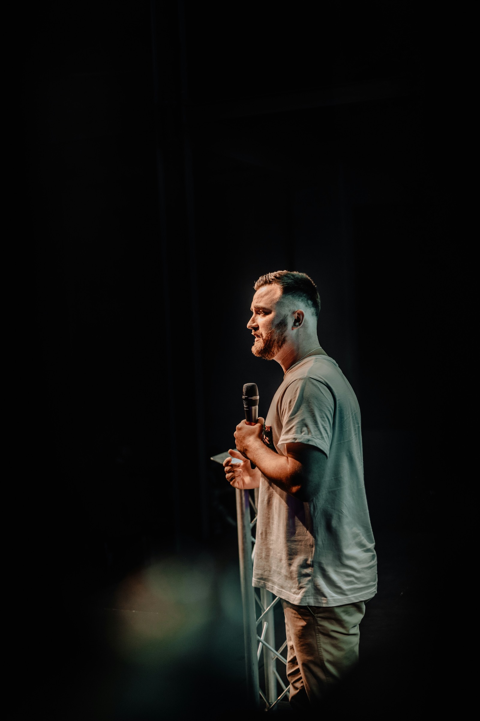 How To Master Body Language For Confident Public Speaking